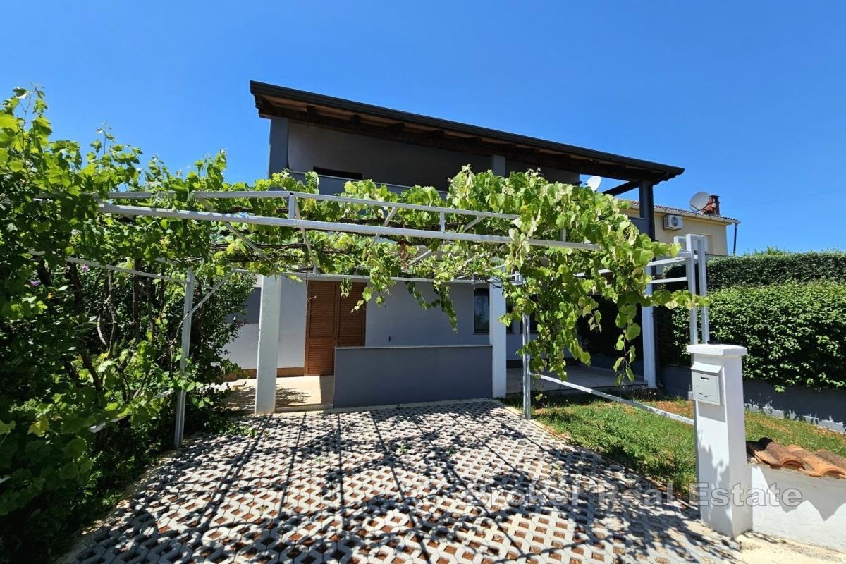 Appartamento con giardino e terrazza vicino a Parenzo
