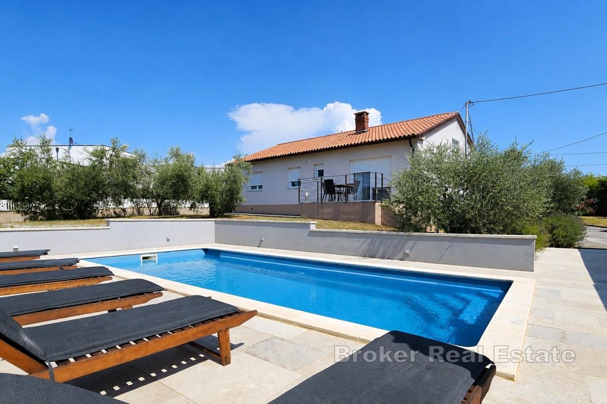 Casa con piscina in posizione tranquilla