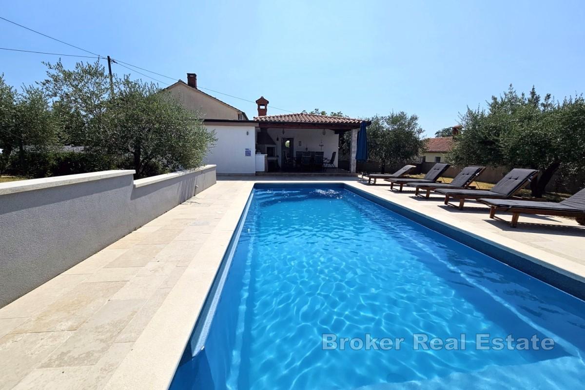 Casa con piscina in posizione tranquilla