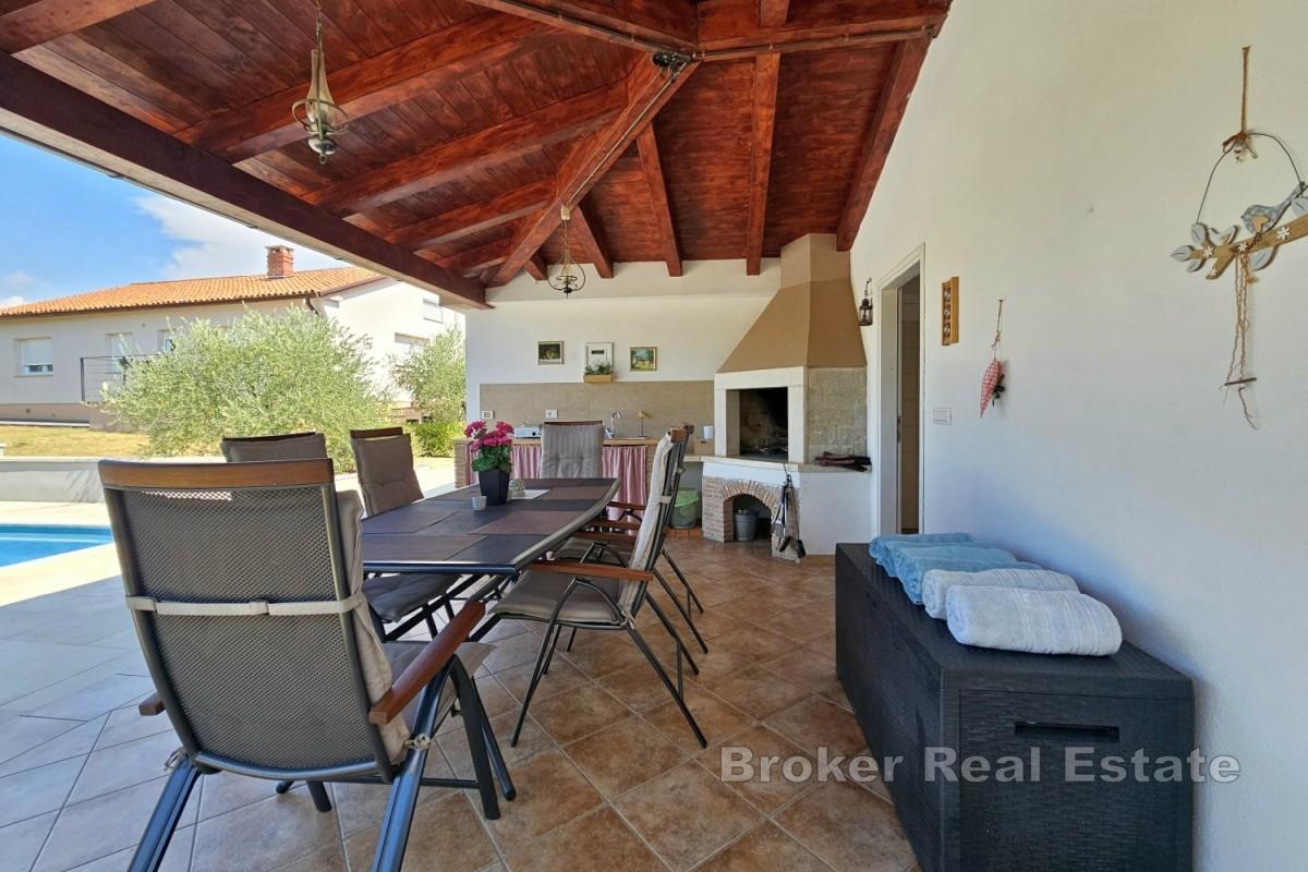 Casa con piscina in posizione tranquilla