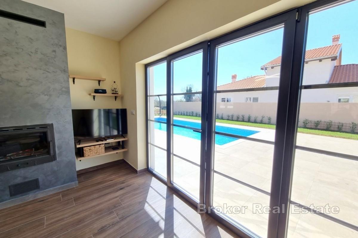 Casa moderna con piscina e monolocale annesso
