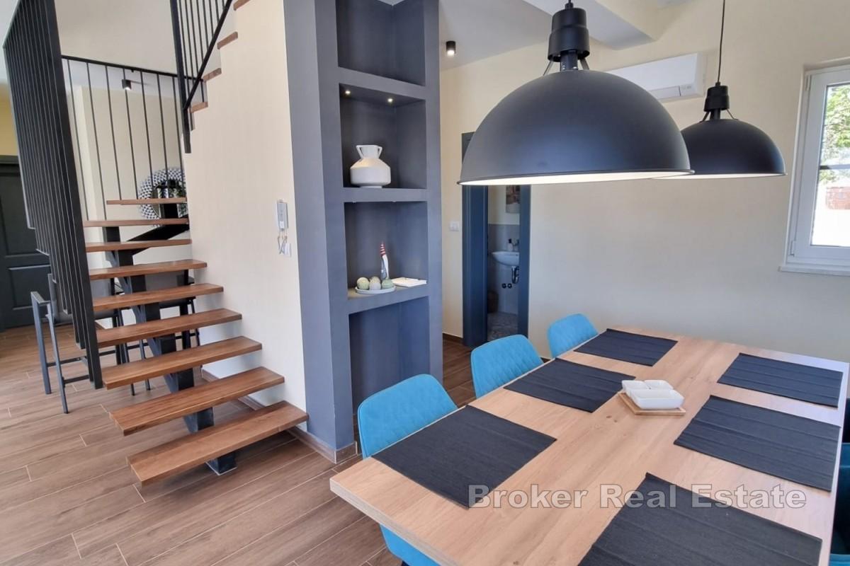 Casa moderna con piscina e monolocale annesso