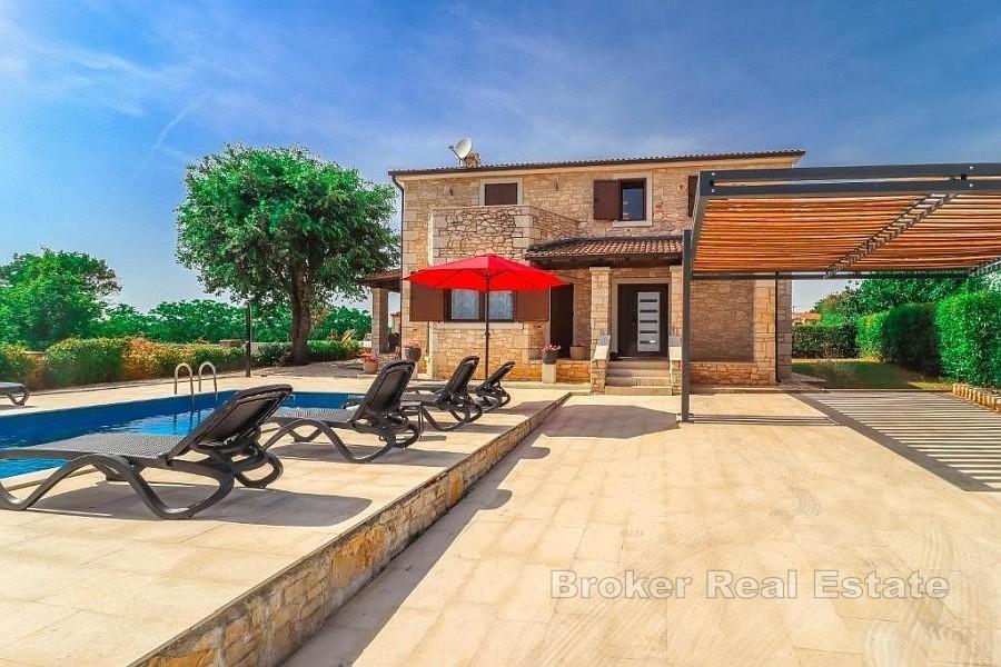 Casa con piscina in posizione tranquilla