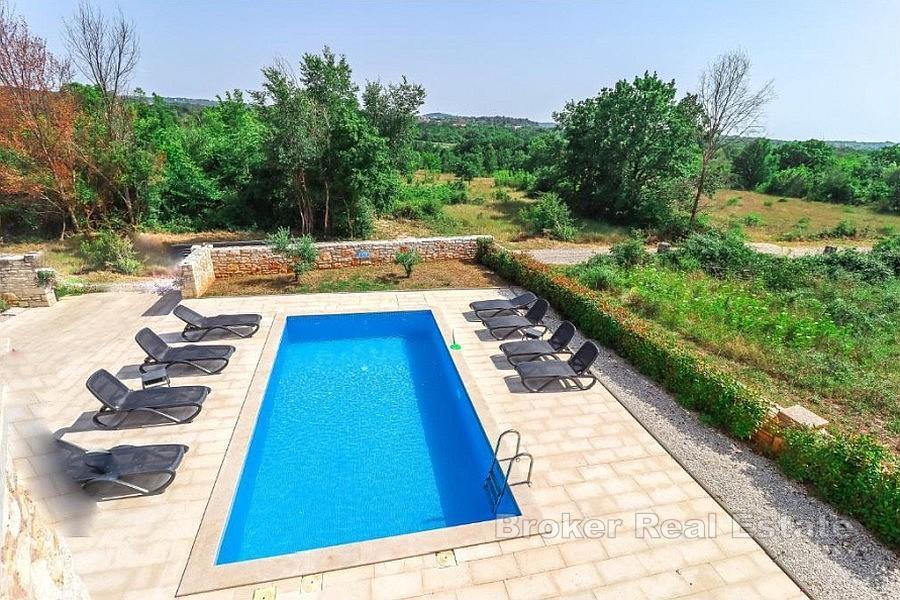 Casa con piscina in posizione tranquilla