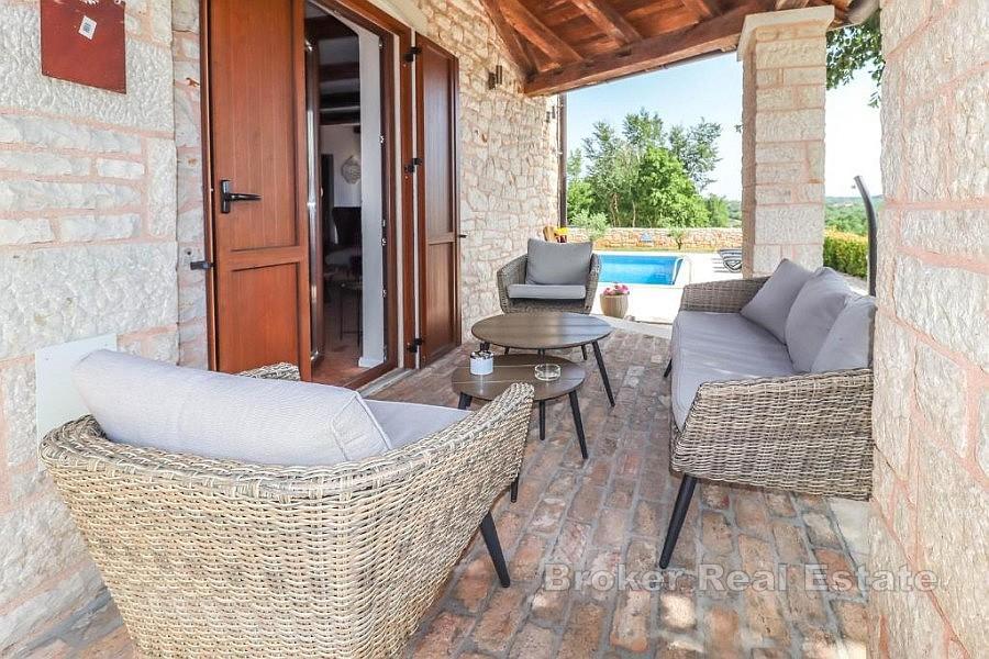 Casa con piscina in posizione tranquilla