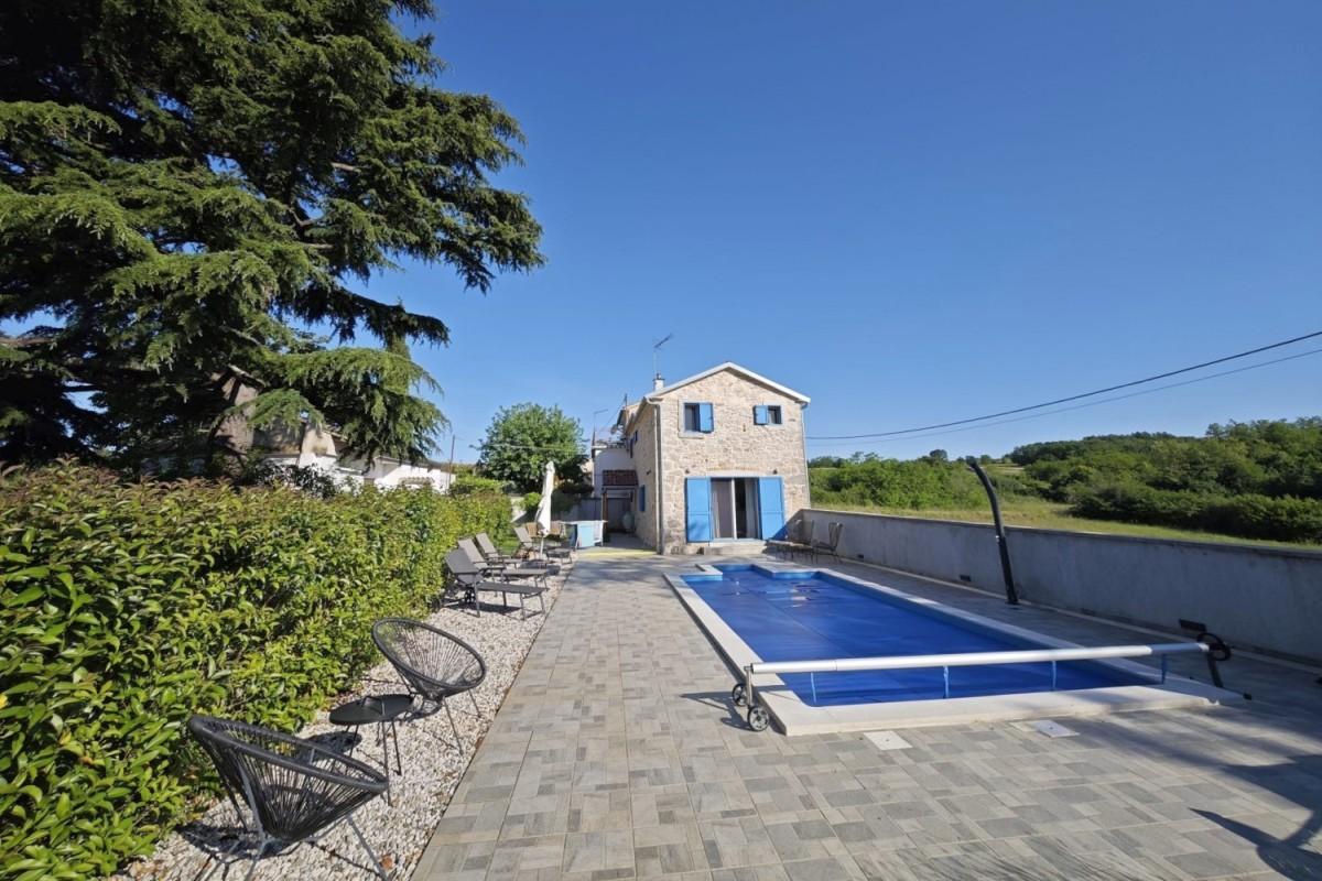 Renoverat stenhus med pool