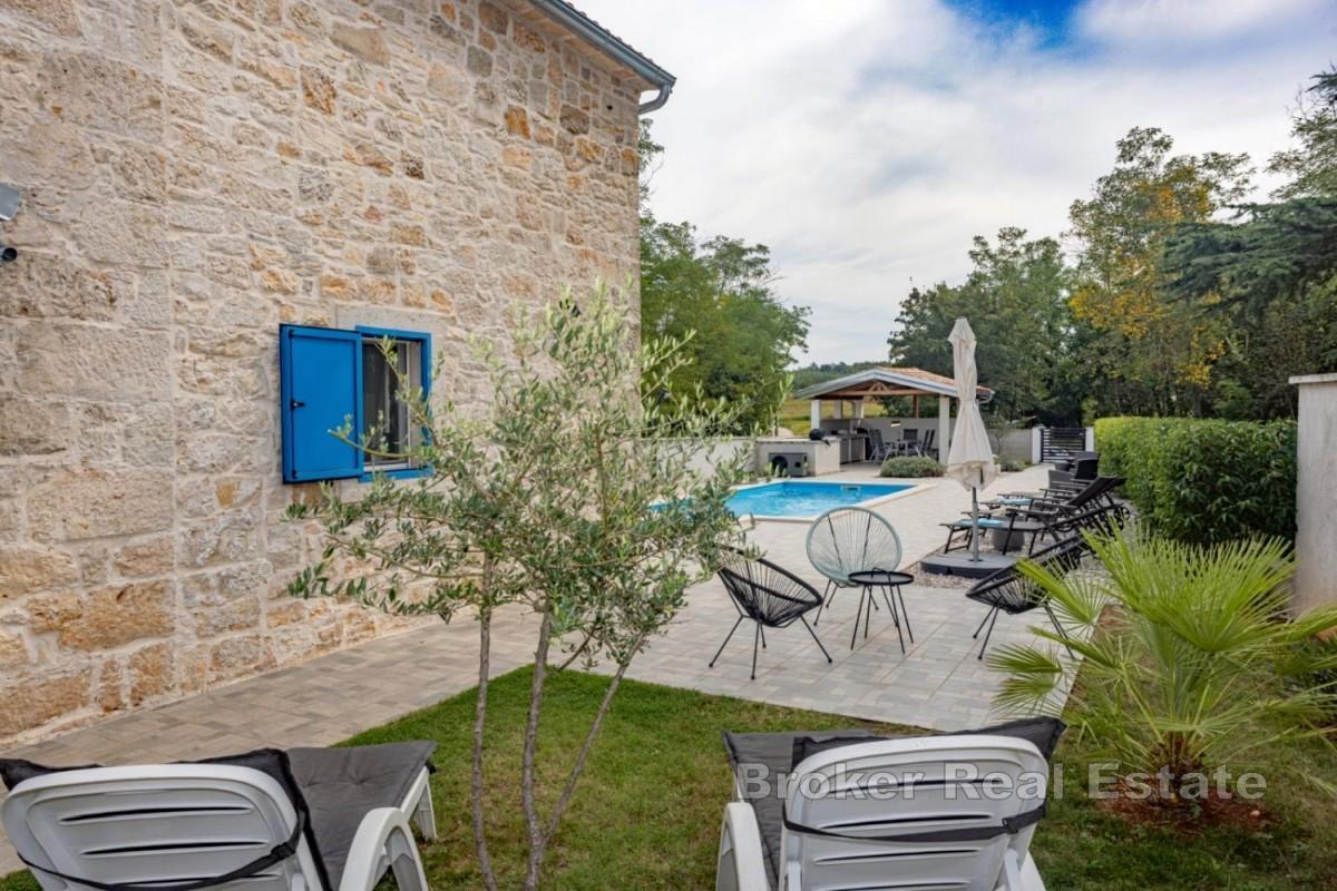Renoverat stenhus med pool