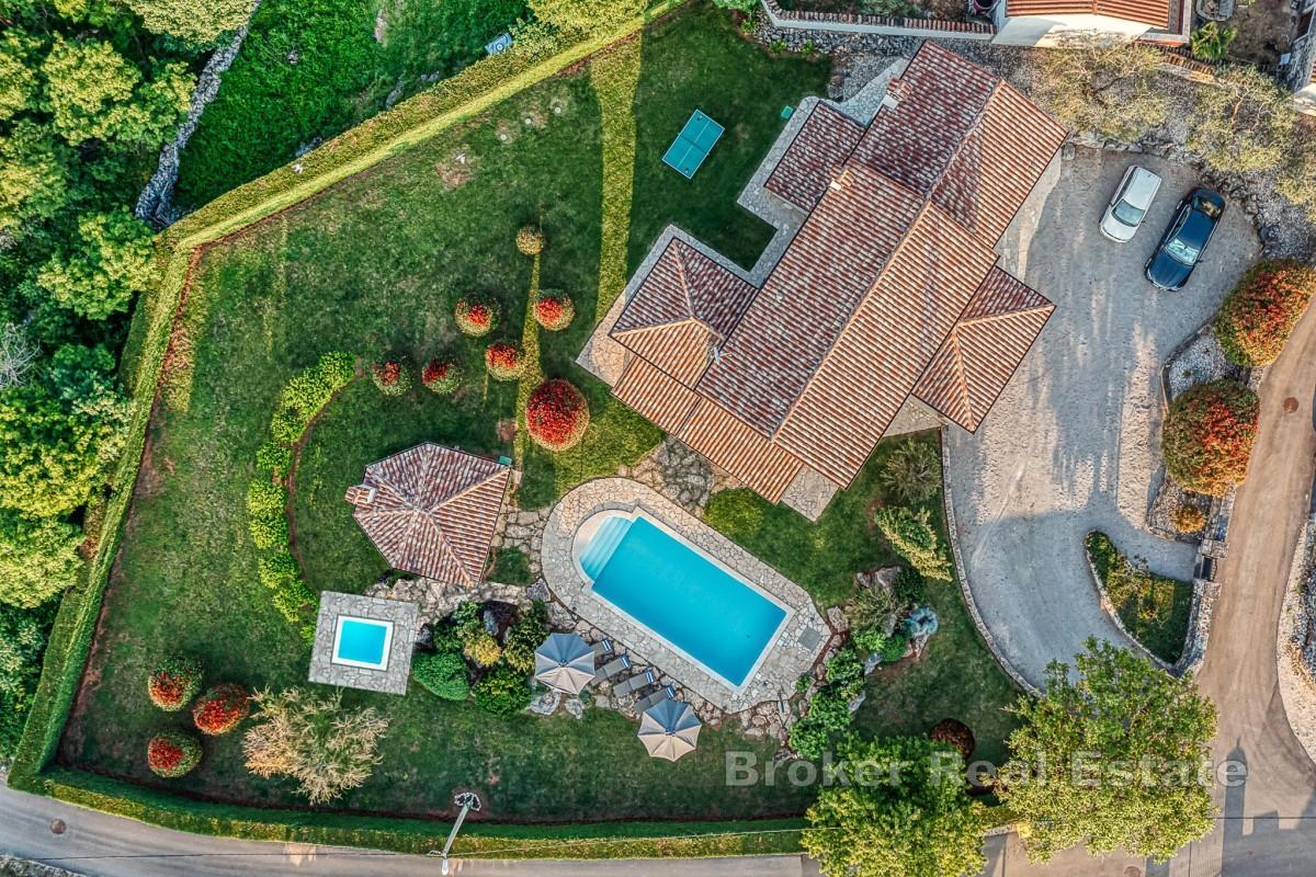 Steinvilla mit Pool auf einem weitläufigen Garten