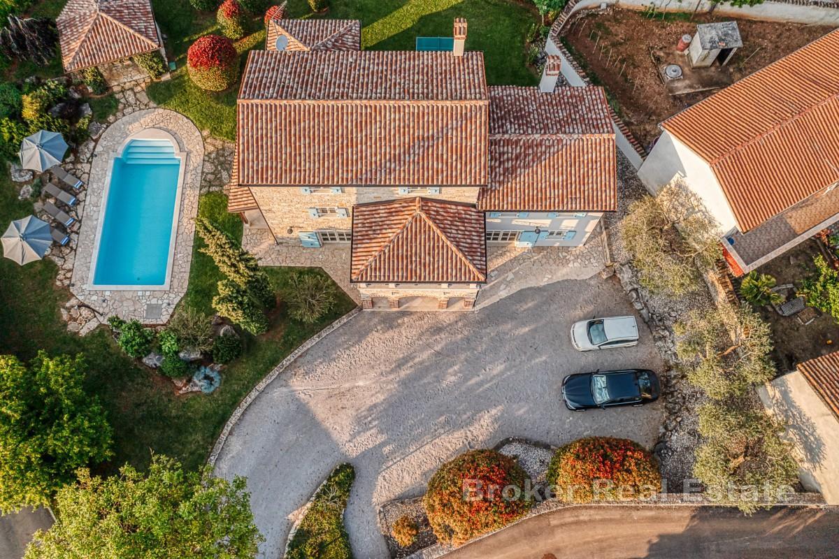 Steinvilla mit Pool auf einem weitläufigen Garten