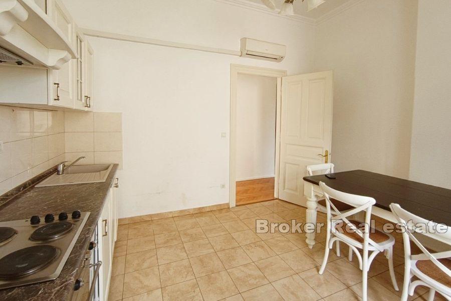 Przestronny apartament z ogródkiem