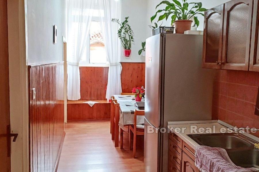 Komfortowy apartament z trzema sypialniami w centrum miasta
