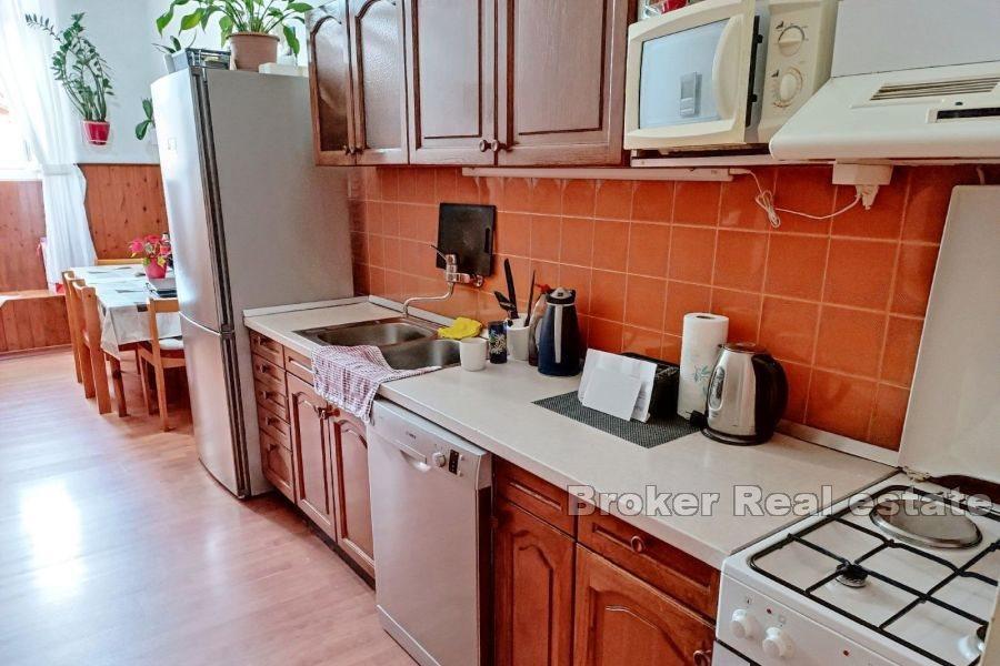 Komfortowy apartament z trzema sypialniami w centrum miasta