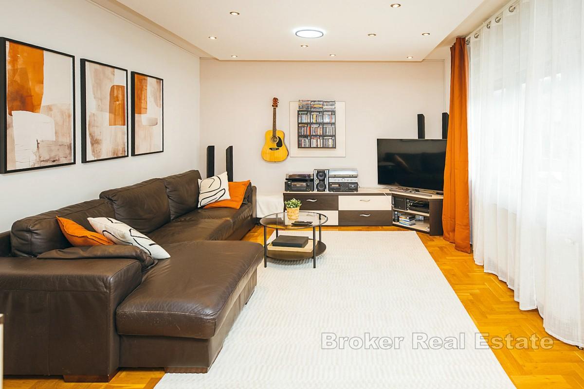 Appartamento con due camere da letto, balcone e garage