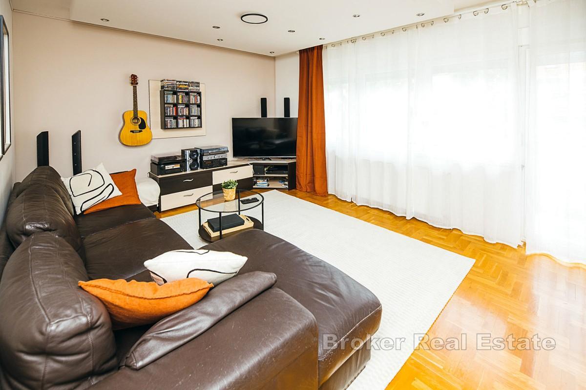 Appartamento con due camere da letto, balcone e garage
