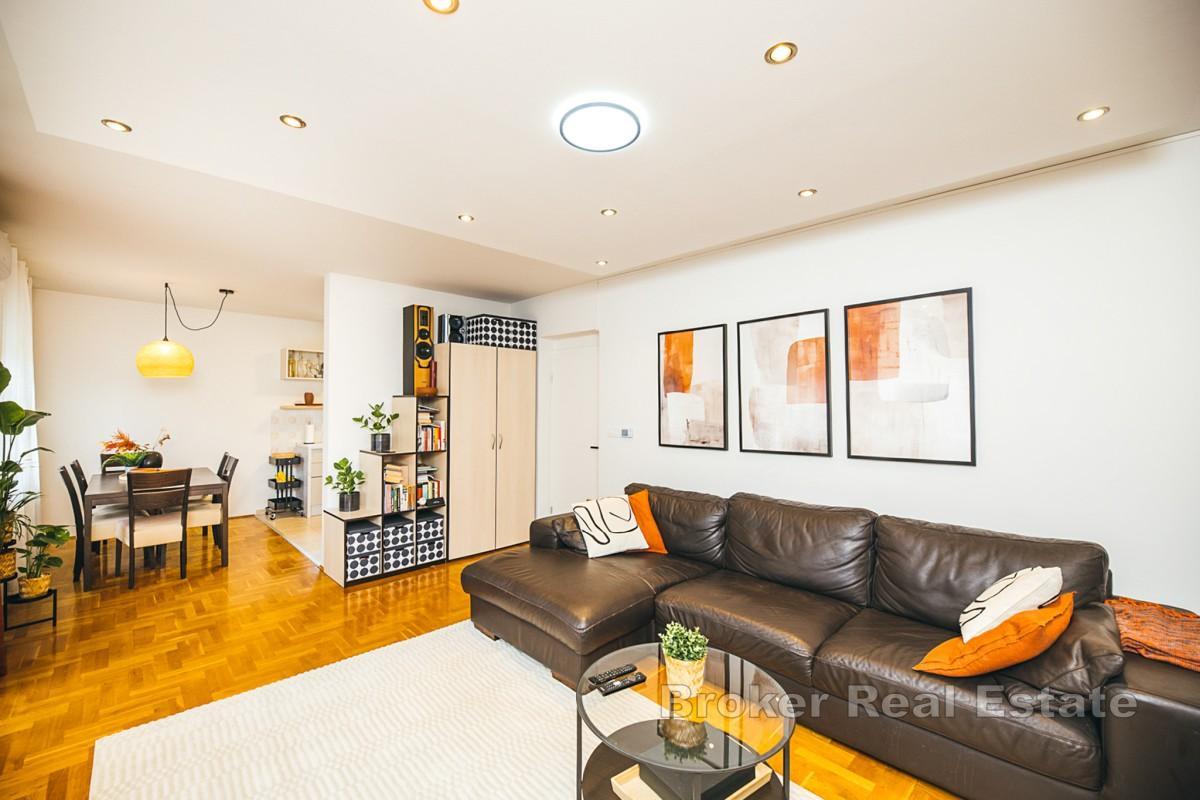 Appartamento con due camere da letto, balcone e garage