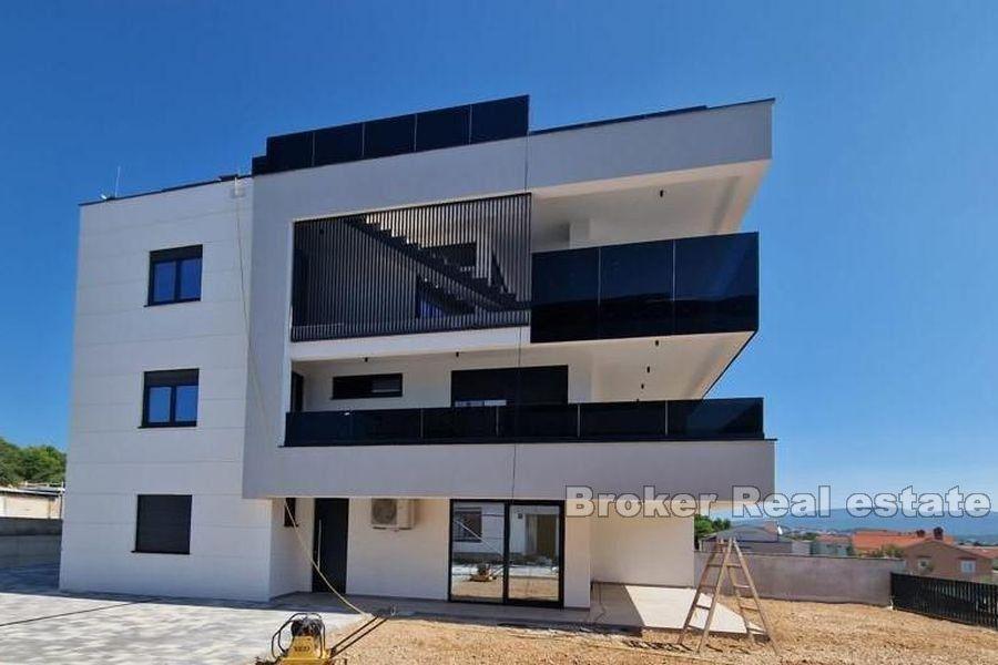 Modernes Apartment mit Pool- und Meerblick