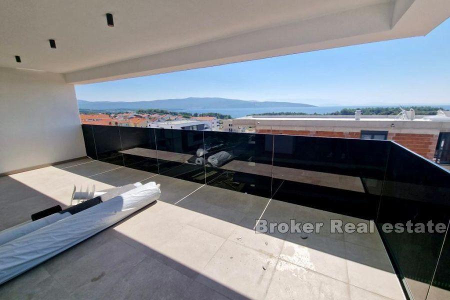 Modernes Apartment mit Pool- und Meerblick