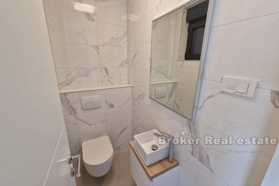 Modernes Apartment mit Pool- und Meerblick