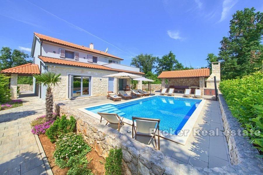Villa con ampio cortile