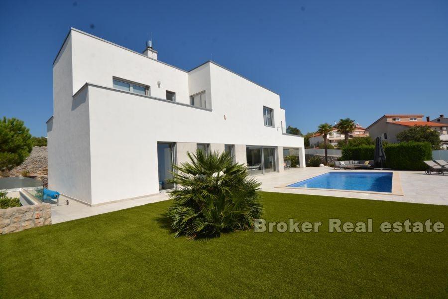 Villa moderna con vista mare e piscina