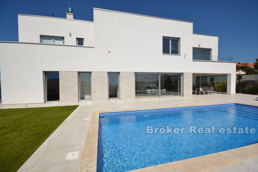 Villa moderna con vista mare e piscina