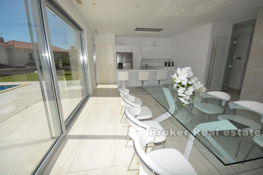 Villa moderna con vista mare e piscina