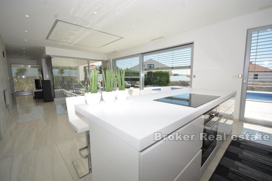 Villa moderna con vista mare e piscina