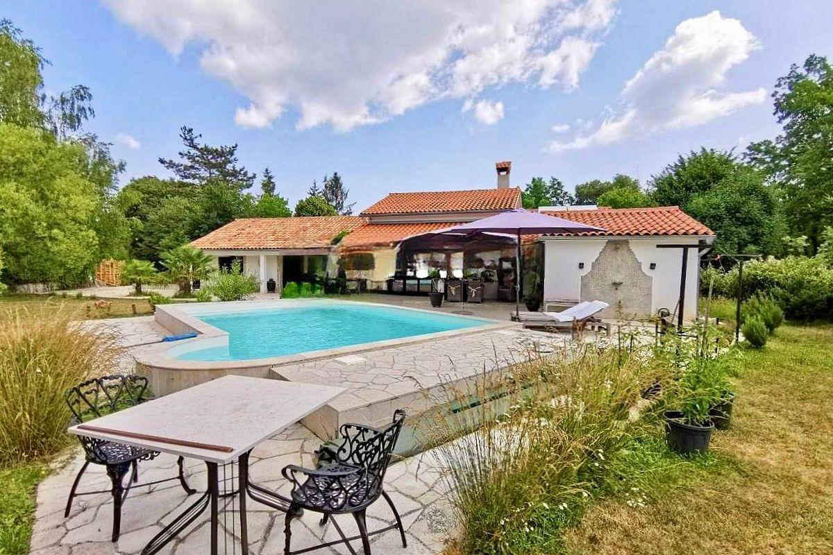 Maison de vacances en pierre avec piscine