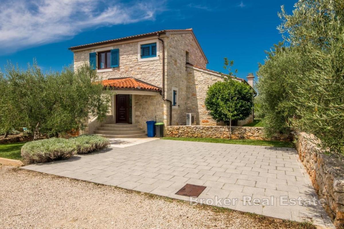 Villa mit Pool und Meerblick