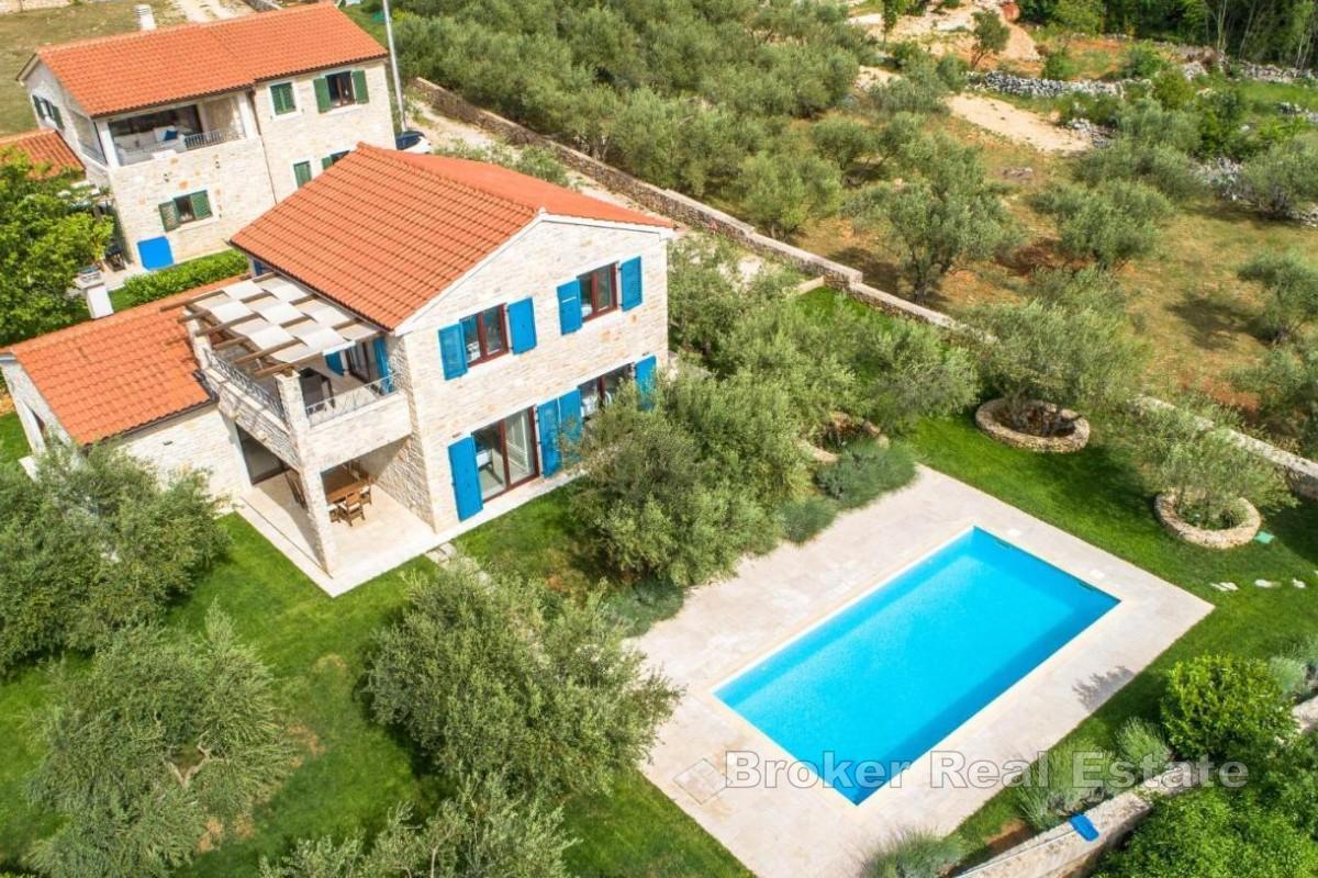Villa mit Pool und Meerblick
