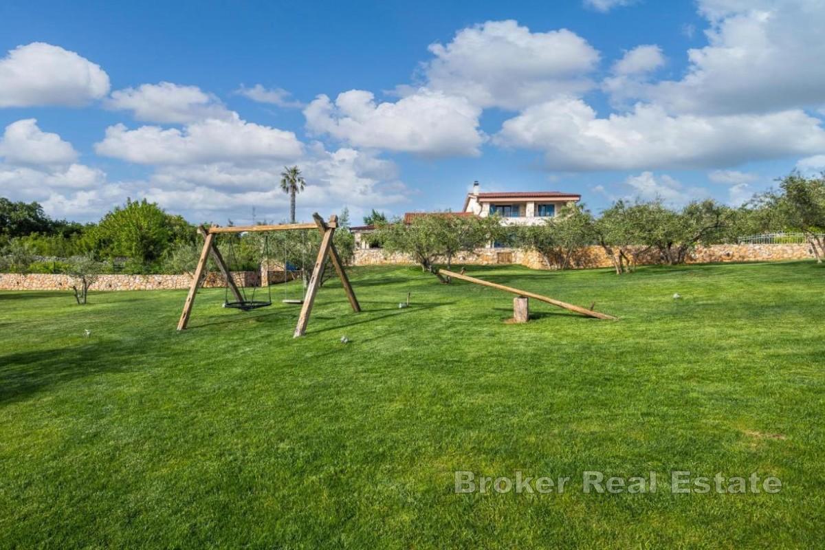 Villa mit Pool und Meerblick