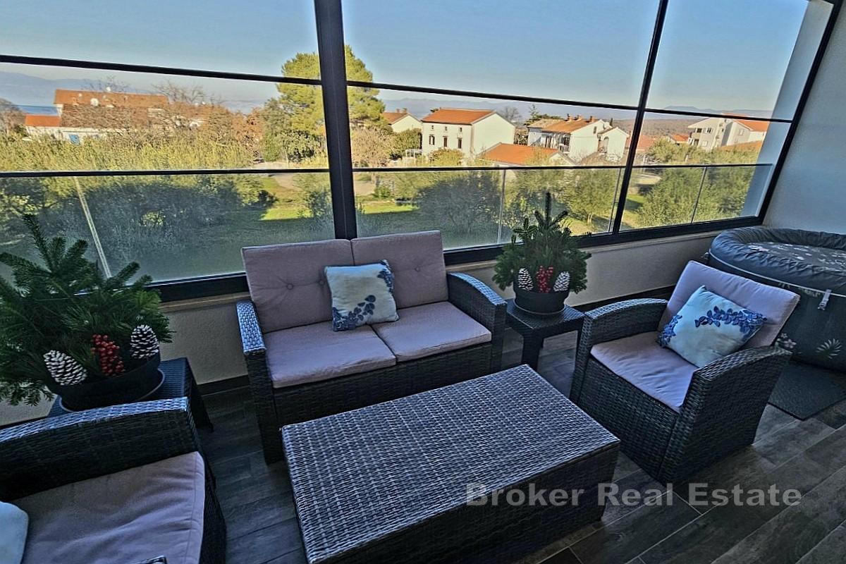 Moderne toroms leilighet med terrasse