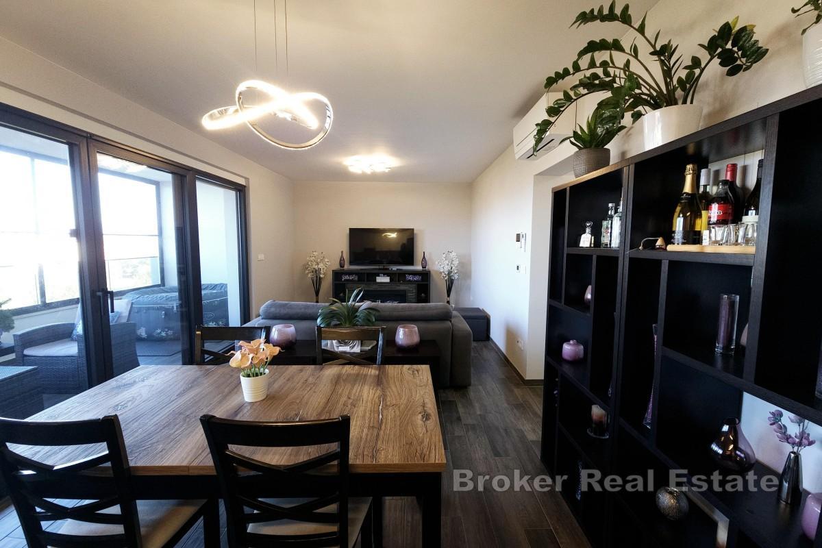 Moderne toroms leilighet med terrasse