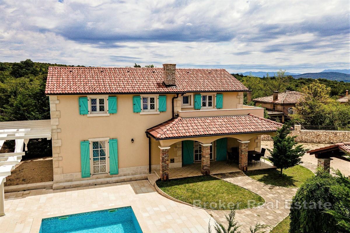 Villa con piscina e ampio giardino