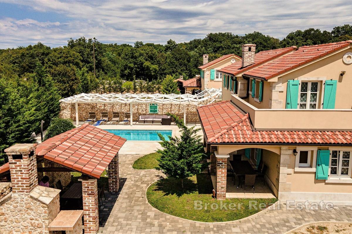 Villa con piscina e ampio giardino