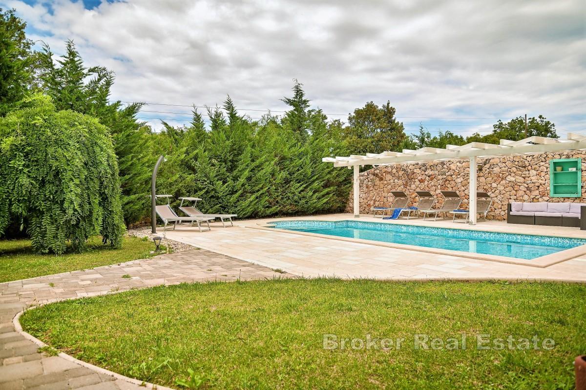 Villa con piscina e ampio giardino