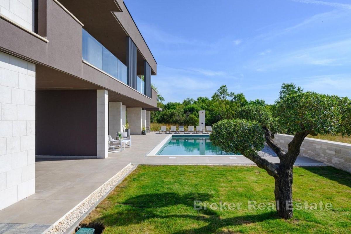 Villa med tre sovrum, pool och takterrass