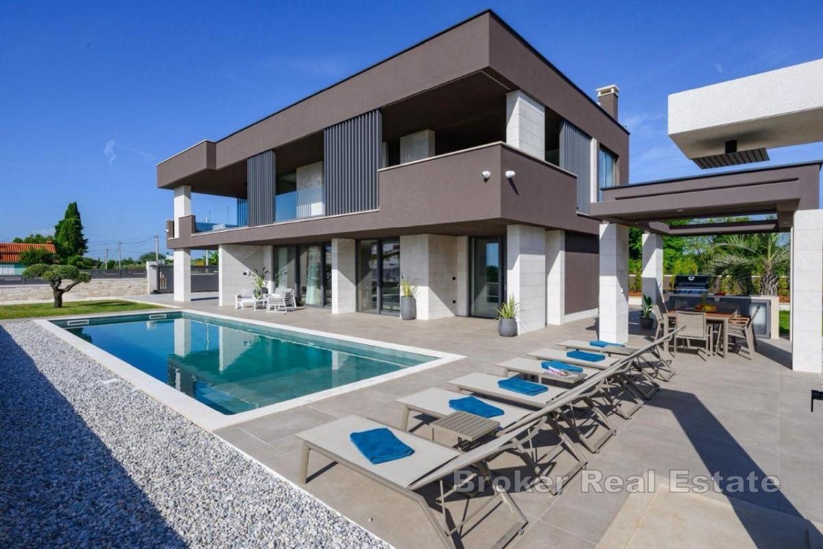 Villa med tre sovrum, pool och takterrass