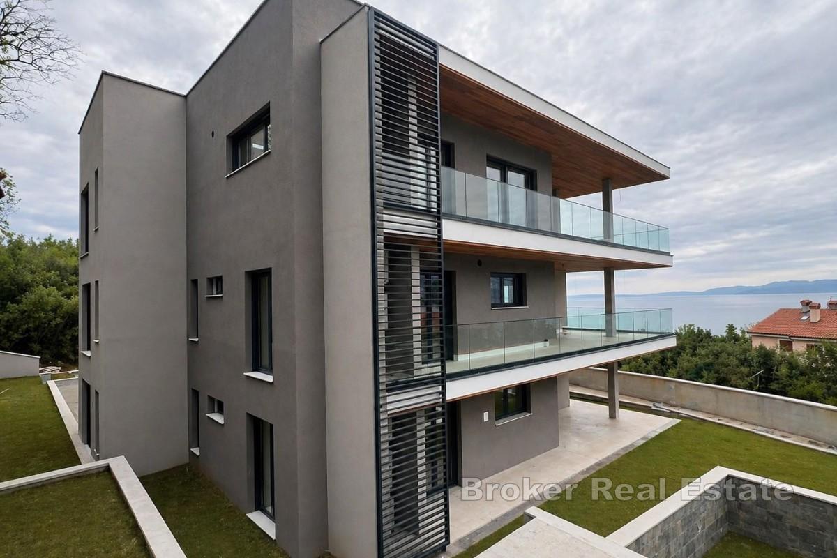 Appartamento moderno con piscina privata e giardino