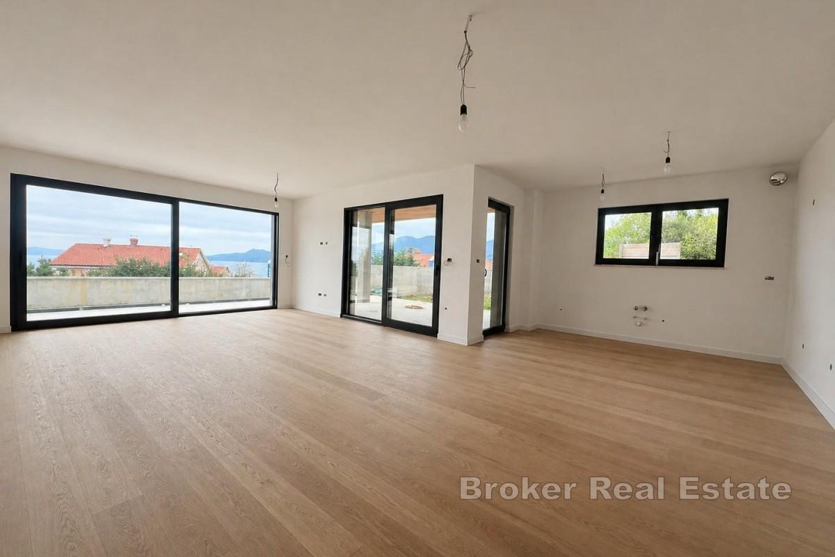 Appartamento moderno con piscina privata e giardino