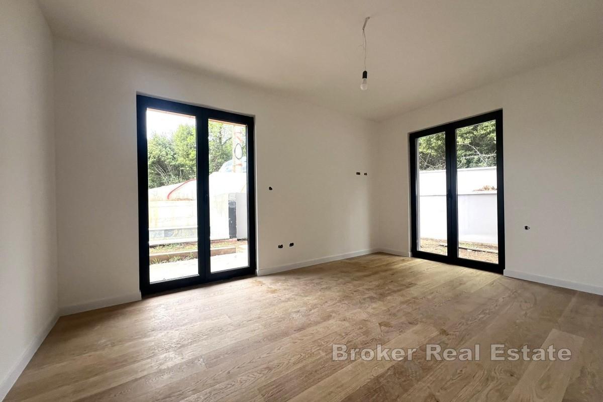 Appartamento moderno con piscina privata e giardino