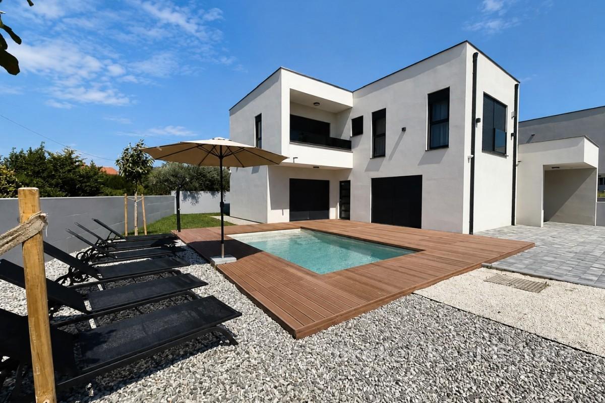 Modernt parhus med pool i Pomer