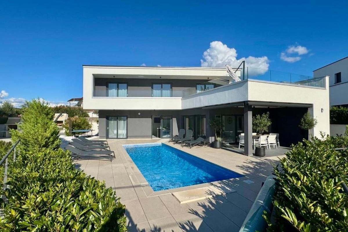 Moderne Villa mit Pool und Meerblick
