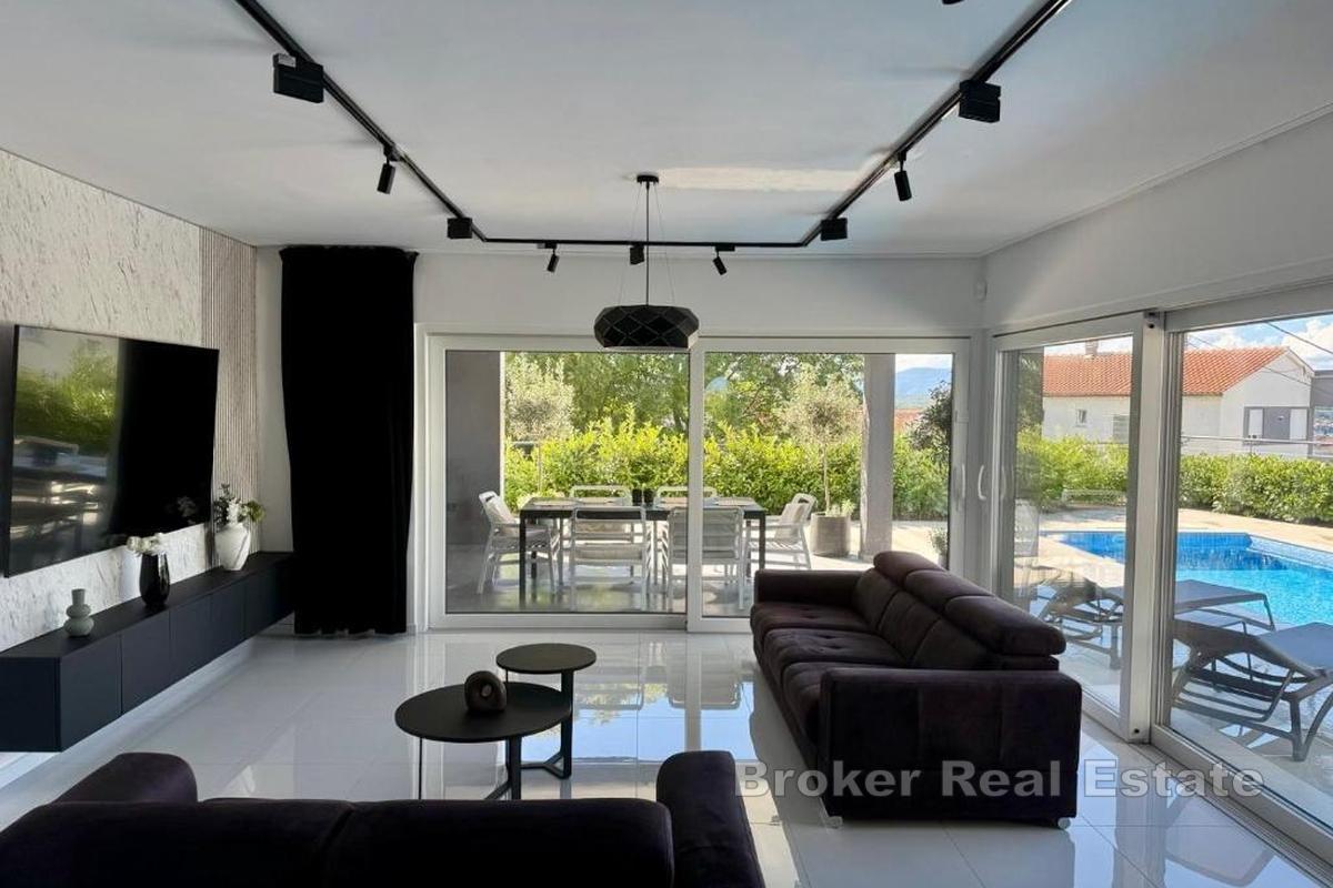 Moderne Villa mit Pool und Meerblick