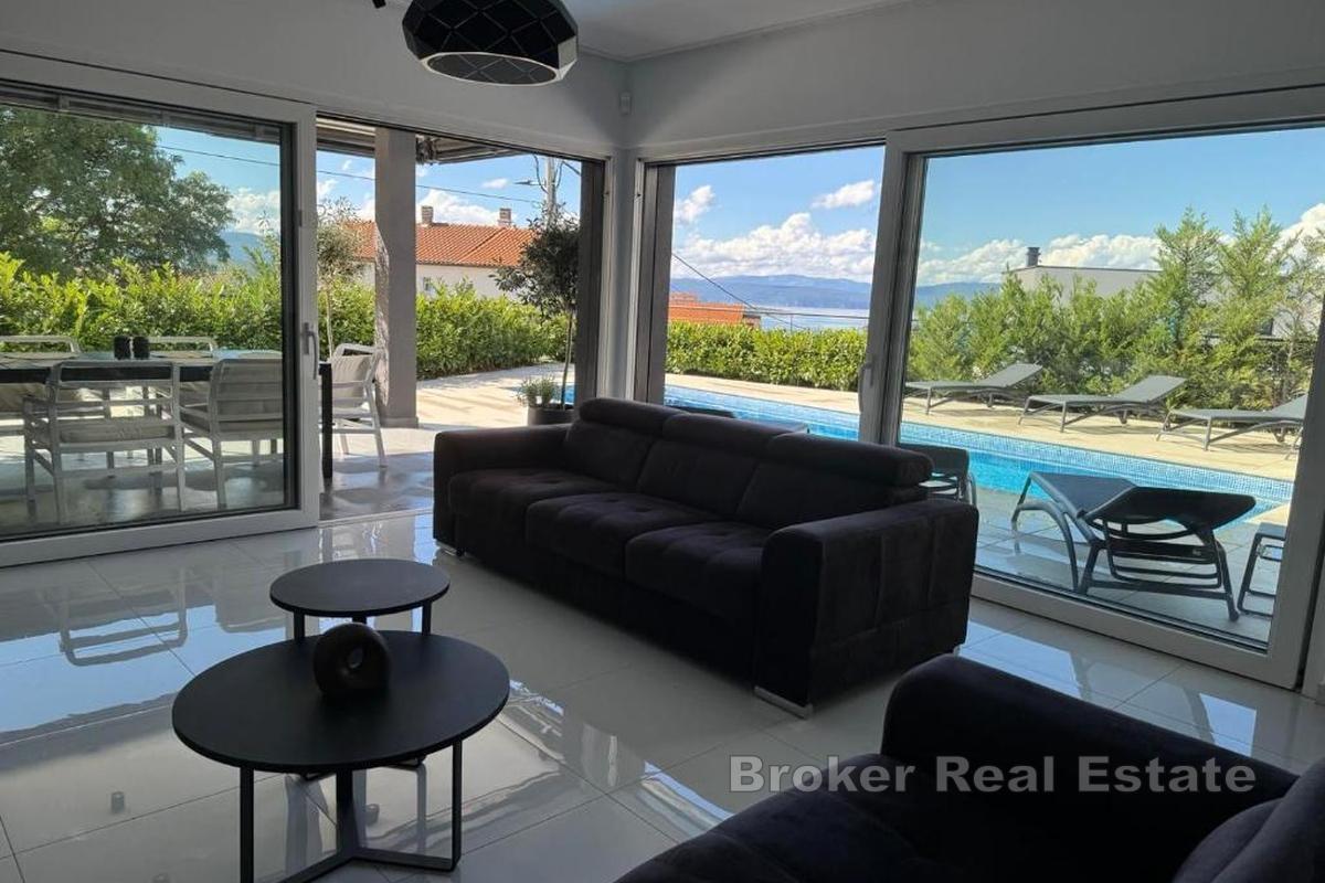 Moderne Villa mit Pool und Meerblick