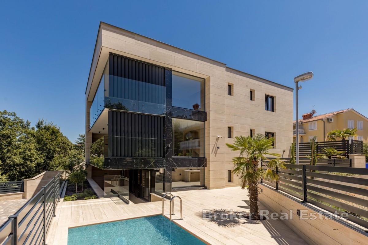 Lägenhet på bottenvåningen i modern villa med privat pool