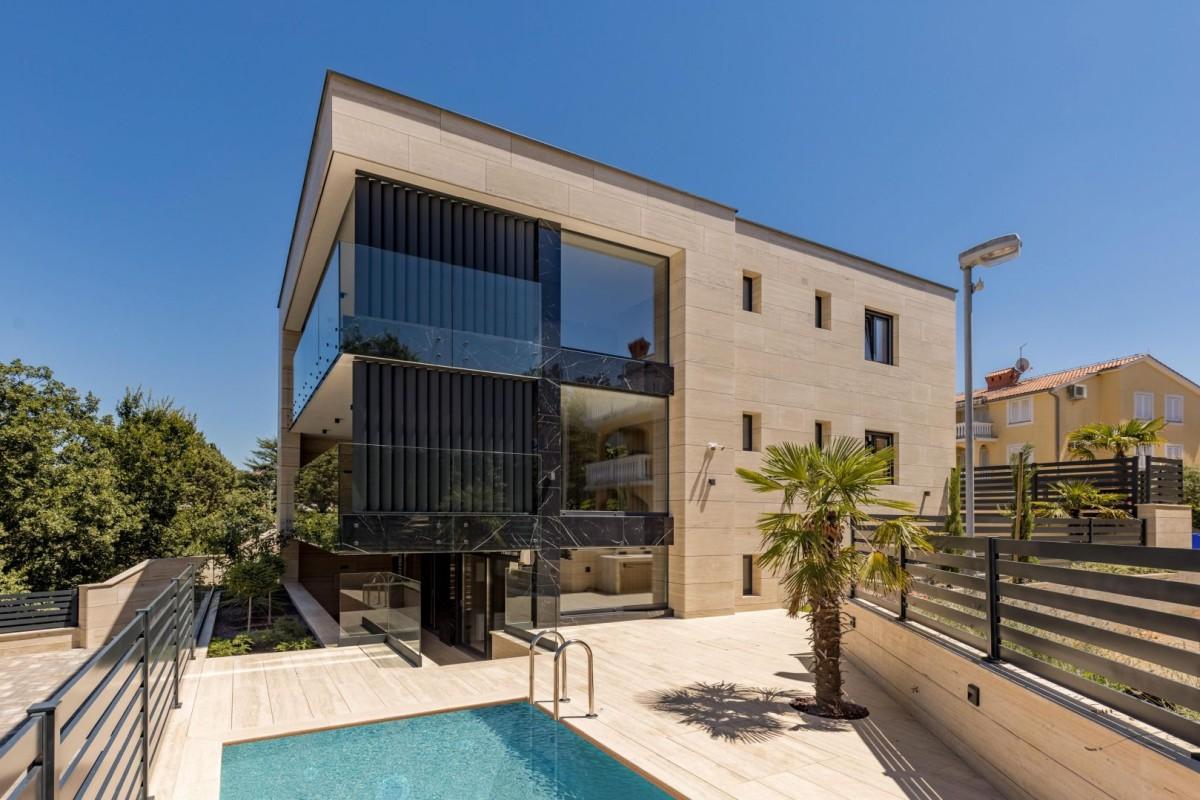 Lägenhet på bottenvåningen i modern villa med privat pool