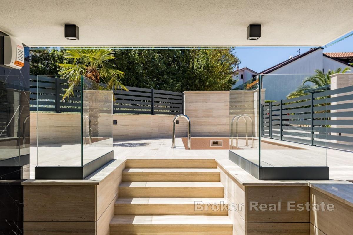 Lägenhet på bottenvåningen i modern villa med privat pool