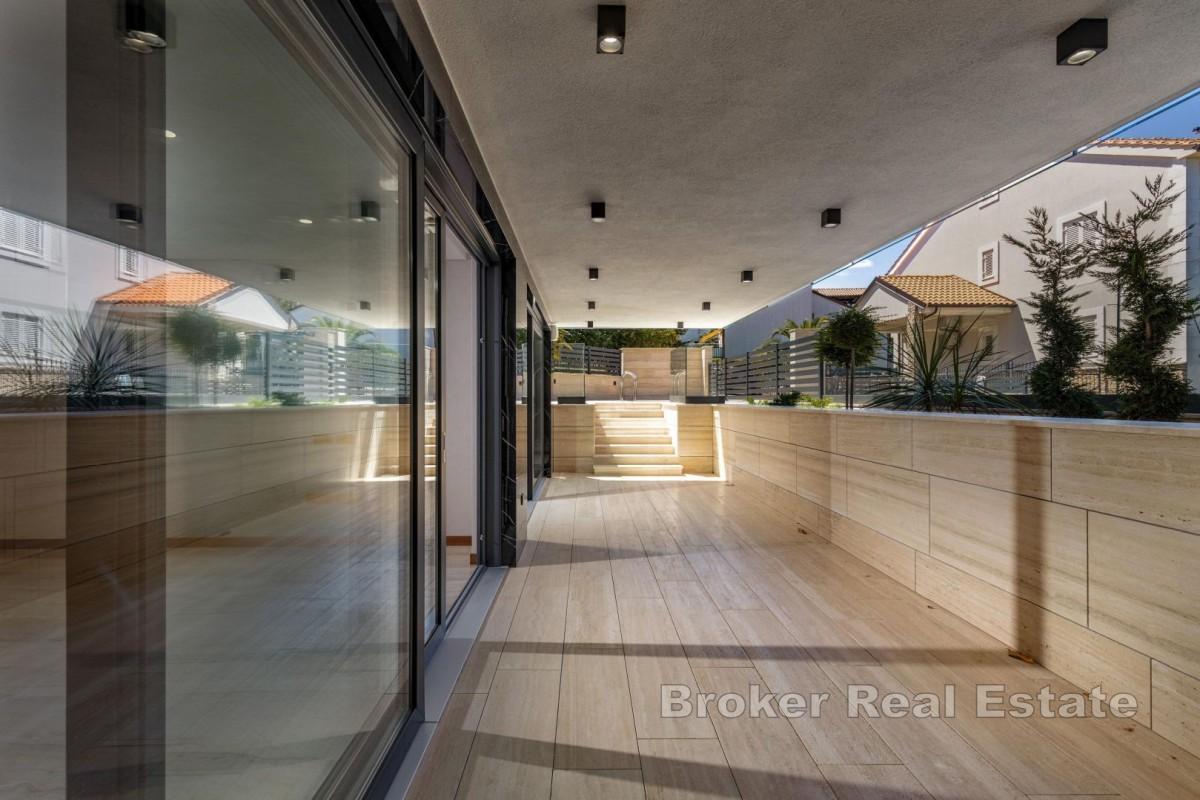 Lägenhet på bottenvåningen i modern villa med privat pool
