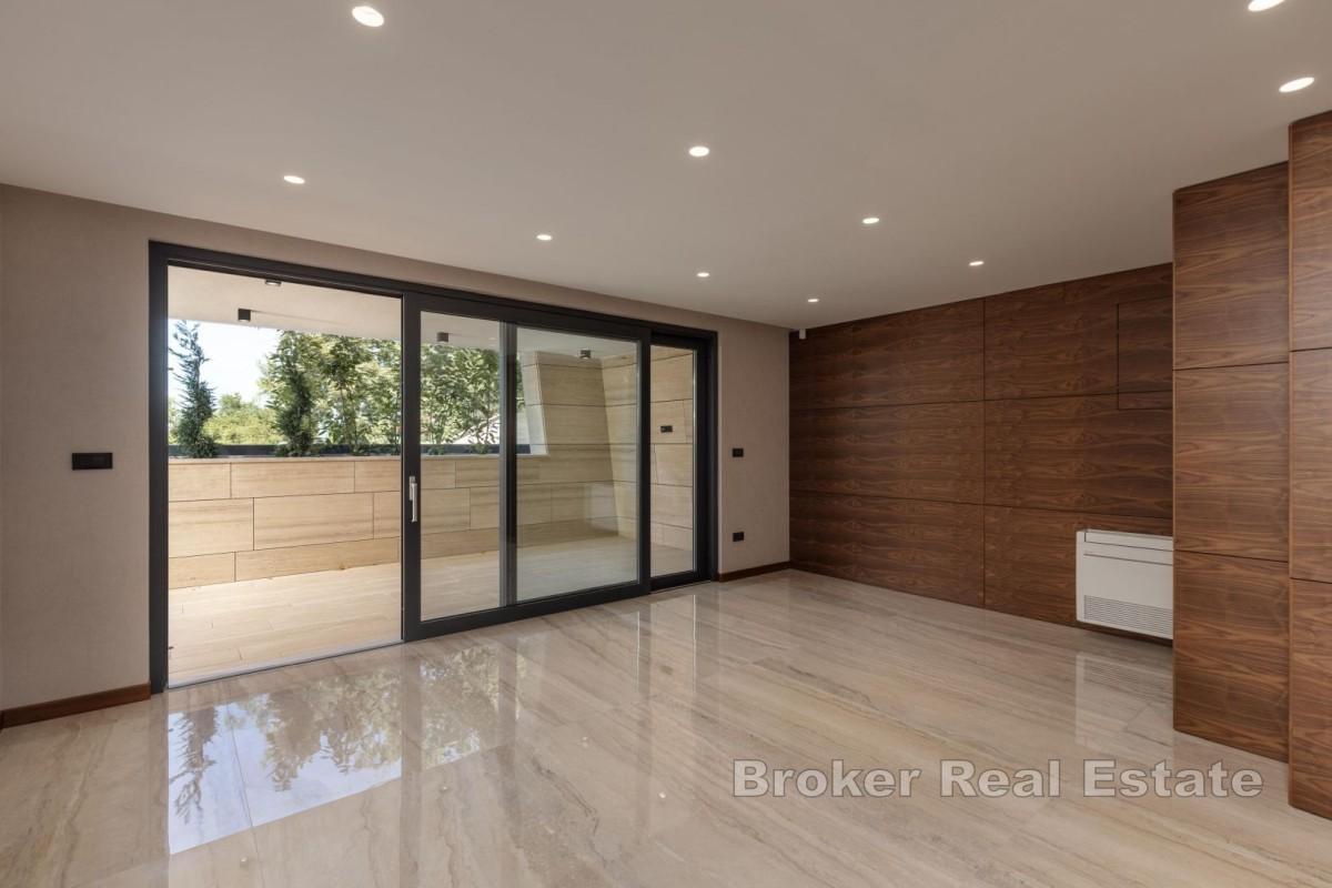 Lägenhet på bottenvåningen i modern villa med privat pool
